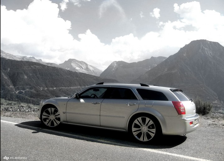 Caractéristiques techniques de Chrysler 300C Touring - picture 2