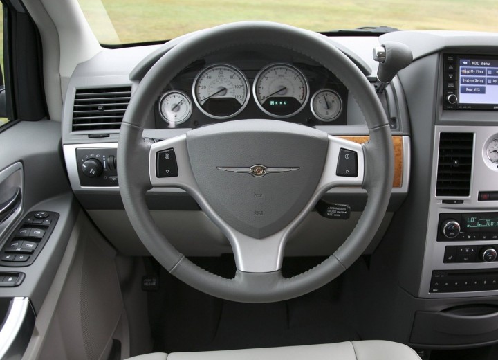 Technical specifications and characteristics for【Chrysler Town & Country V】 - picture 4
