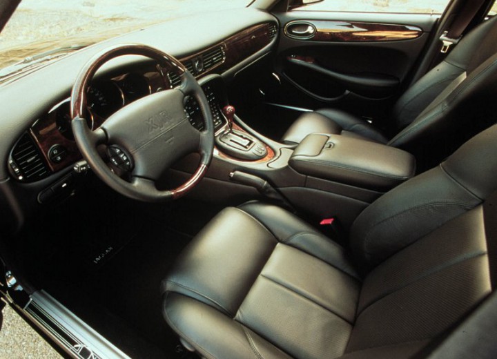 Технически характеристики за Jaguar XJR - picture 5