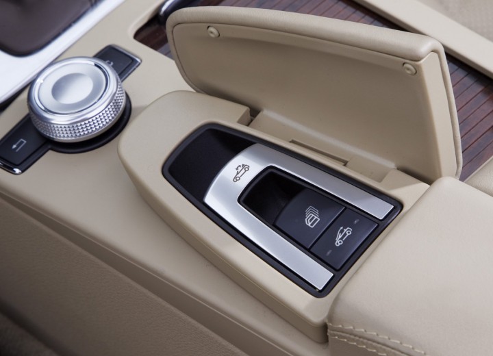 Technical specifications and characteristics for【Mercedes-Benz E-klasse Cabrio (A207)】 - picture 12