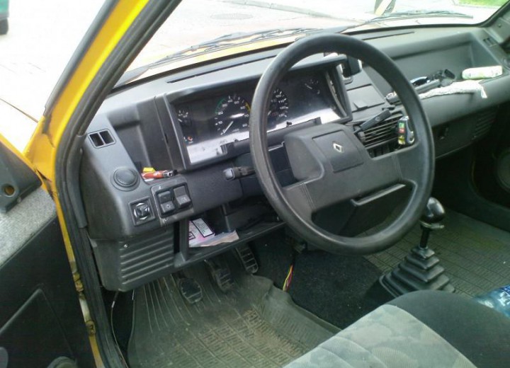 Technical specifications and characteristics for【Renault Rapid】 - picture 4