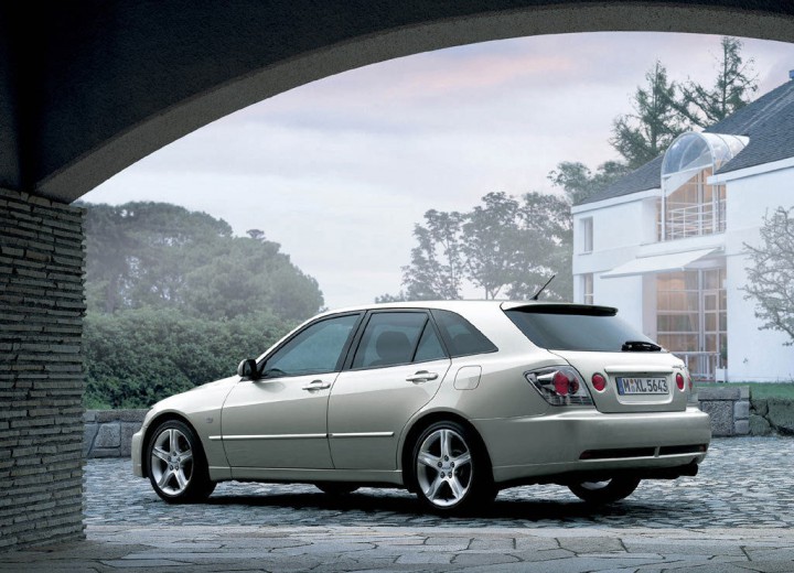 Технические характеристики о Toyota Altezza Gita - picture 3