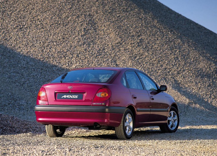 Technical specifications and characteristics for【Toyota Avensis Hatch (T22)】 - picture 2
