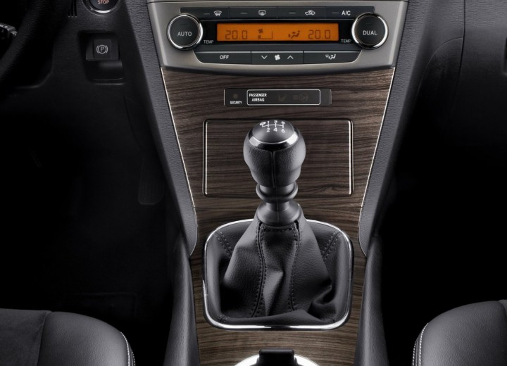 Technical specifications and characteristics for【Toyota Avensis III Restyling】 - picture 9