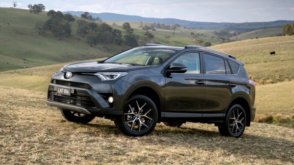 Toyota пусна RAV-четворка, която изминава 1300 км с един резервоар
